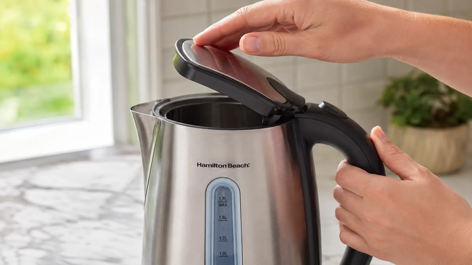 Close-up of the Hamilton Beach kettle lid and opening showing the 1-liter water capacity line